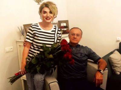 Сейран Оганян - «Цветы должны быть без повода»: супруга экс-министра обороны Армении опубликовала фотографию с мужем - news.am - Армения