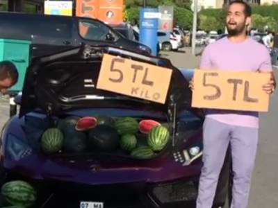 Загадочный мужчина продает арбузы по бросовой цене со спорткара Lamborghini - golos.ua - Турция - провинция Анталья