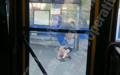 В Киеве на остановке мужчина напал на девушку - СМИ - korrespondent.net - Киев - район Печерский, Киев - Нападение