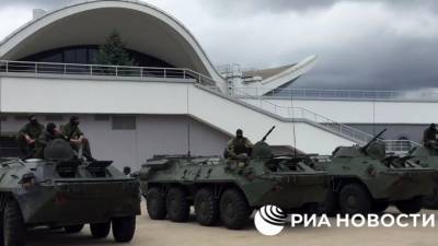 Резиденцию Лукашенко взял под охрану десяток БТРов - vesti.ru - Белоруссия - Минск