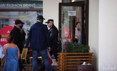 Николай Карпенков - В Минске начальник ГУБОПиК разбил стекло кафе, где прятались протестующие — видеофакт - gomel.today - Минск
