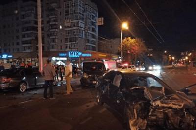 В Виннице при столкновение трех авто одна отлетела в толпу людей: пострадали три человека - newsone.ua - Винницкая обл.
