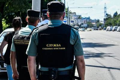 В Краснодаре судебные приставы арестовали 15 автомобилей должников на парковках ТЦ - kubnews.ru - Краснодар