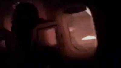 Пассажиры Boeing сняли возгорание двигателя во время полета - iz.ru - Гуам
