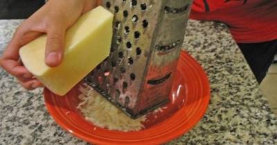 Как правильно тереть сыр на терке, чтобы он не прилипал к поверхности (и мыть терку будет легче) - skuke.net