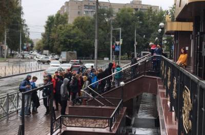 Ольга Гусева - В Новосибирске неизвестный разбил бутылку со зловонной жидкостью на встрече оппозиционеров - znak.com - Россия - Новосибирск