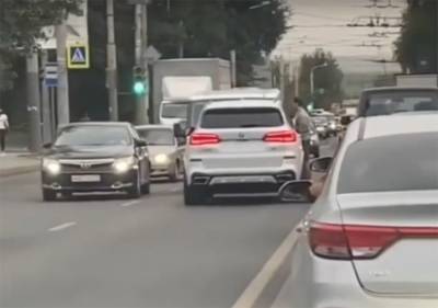 В Ростове мужчина на внедорожнике без номеров выехал на встречку и качал права - privet-rostov.ru - Ростов-На-Дону