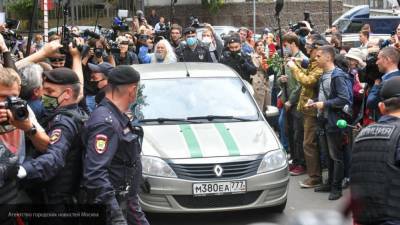 Михаил Ефремов - Сергей Захаров - Константин Салаев - Возле здания суда в Москве начались задержания группы поддержки Ефремова - nation-news.ru - Москва