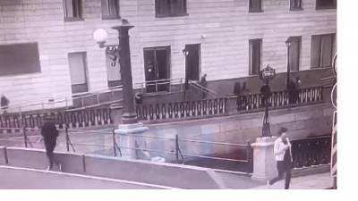 Охранник Мариинского театра выбросил в Крюков канал найденную в туалете скрытую камеру - piter.tv