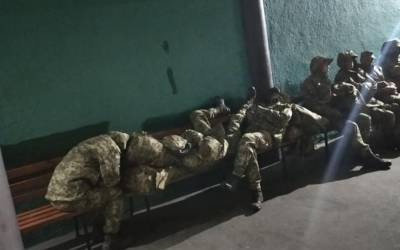 "Не нашли места для ночевки": украинских воинов цинично бросили на вокзале - politeka.net - Черкассы