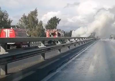Видео: на Солотчинском шоссе загорелась фура - ya62.ru - Рязань