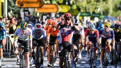 Ильнур Закарин - Сэм Беннетт - Австралиец Юэн выиграл этап Тур-же-Франс - vesti.ru - Россия - Австралия - Ирландия