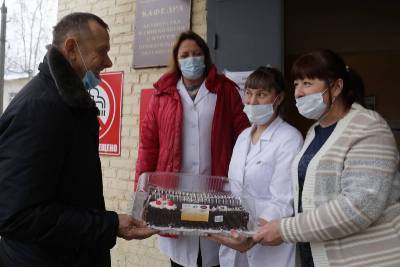 В Смоленске врачам ковидного госпиталя привезли праздничный обед - rabochy-put.ru - Смоленск