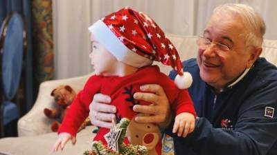 Евгений Петросян - «Любуюсь итогом года!» — Петросян показал умилительное новогоднее фото с крошкой-сыном - 5-tv.ru - РСФСР