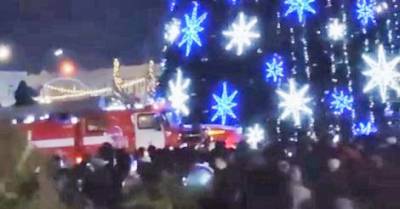 В Дербенте загорелась самая высокая новогодняя ёлка Северного Кавказа (видео) - tvc.ru - Дербент
