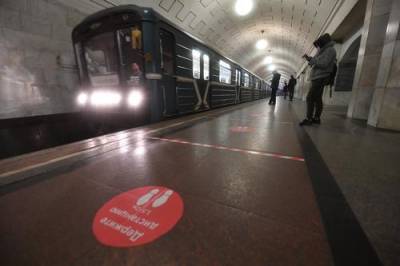 В Москве движение поездов по «фиолетовой ветке» прервано из-за падения на рельсы женщины - argumenti.ru - Москва