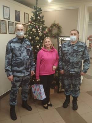 В Сыктывкаре сотрудники ОМОН поздравили с Новым Годом вдову погибшего коллеги - bnkomi.ru - респ. Коми - респ. Чечня - Сыктывкар