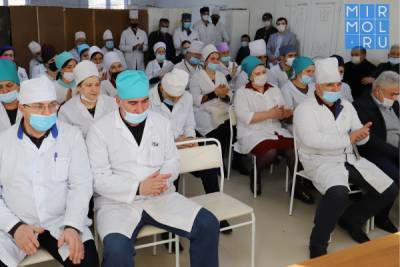 Медикам ЦРБ Табасаранского района вручили государственные награды за вклад в борьбу с коронавирусом - mirmol.ru