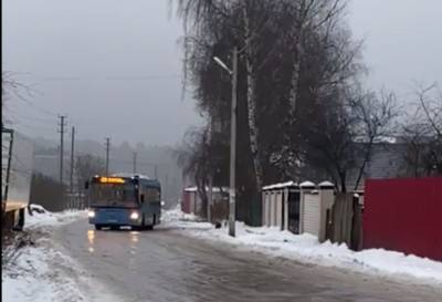 Под Тверью жители деревни сняли попытку автобуса тронуться на обледеневшей дороге - afanasy.biz - Тверь