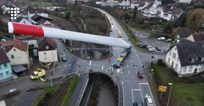 Транспортная компания показала, как ее грузовик перевозит 67-метровую (!) лопасть по улицам и дорогам Люксембурга - hromadske.ua - Украина - Люксембург