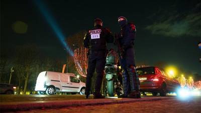 Во Франции - Жандармы пострадали при разгоне вечеринки с 2 тыс. участников во Франции - iz.ru