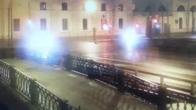 На набережной Обводного канала в ночь на Новый год столкнулись две машины - piter.tv - Санкт-Петербург