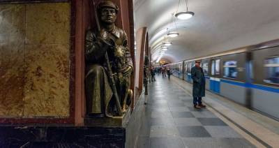 Станция метро "Площадь Революции" стала самой популярной в новогоднюю ночь - m24.ru