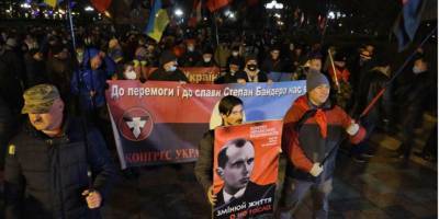 Степан Бандер - Степан Бандера - Тарас Шевченко - В Киеве началось факельное шествие к 112-летию Бандеры — трансляция - nv.ua - Киев