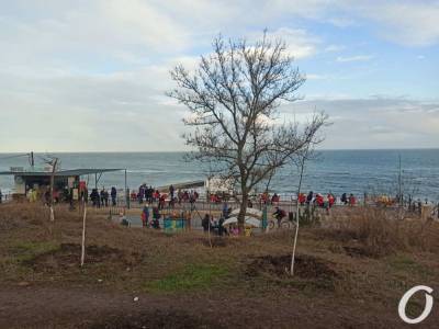 Аншлаг на одесском пляже в первый день нового года (фото) - odessa-life.od.ua