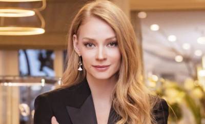 Светлана Ходченкова - Звезда фильмов «Квартала 95» с бокалом в руке обескуражила позой в платье с декольте: «Ох, Светка!» - sport.politeka.net