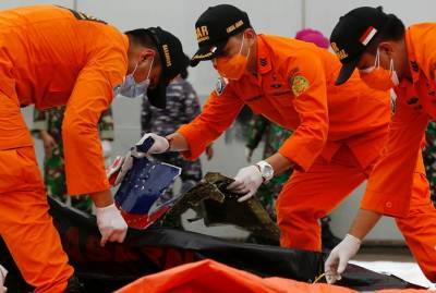 Джоко Видодо - В Яванском море обнаружили фрагменты тел и обломки разбившегося самолета Sriwijaya Air - kp.ua - Индонезия