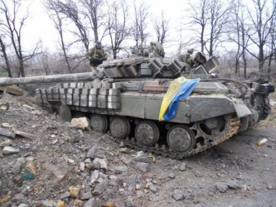 Украинские силовики отрабатывают танковые маневры на луганском направлении - riafan.ru - ЛНР - Луганск