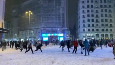 Полиция разогнала участников масштабной снежной битвы в центре Мадрида - vesti.ru - Испания - Мадрид - Madrid
