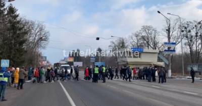 Против высоких тарифов: на Харьковщине люди снова перекрыли трассу (ФОТО) - dsnews.ua - Симферополь - Харьков