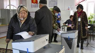 Сооронбай Жээнбеков - Референдум о форме правления и выборы без оппозиции - ru.euronews.com - США - Киргизия