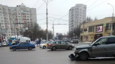 На оживлённом перекрёстке в центре Воронежа столкнулись скорая и иномарка - vestivrn.ru - Воронеж