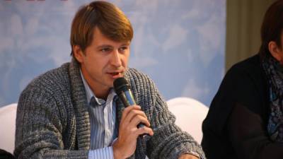 Алексей Ягудин - Покидающий Россию Алексей Ягудин станцевал в аэропорту - polit.info - Мальдивы - Эмираты