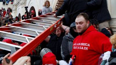 Полиция и пожарные проверяют сведения об участии сотрудников в нападении на Капитолий - golos-ameriki.ru - США - Вашингтон - Нью-Йорк - шт.Флорида - штат Вашингтон