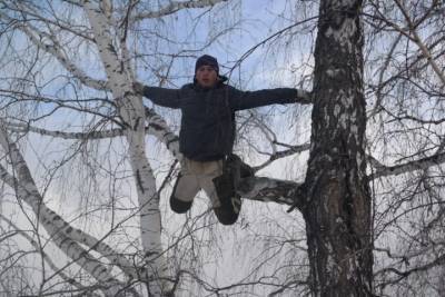 Александр Бурков - Омский «тик-токер на берёзе» вывихнул руку при прыжке с дерева - omsk.mk.ru - Омск