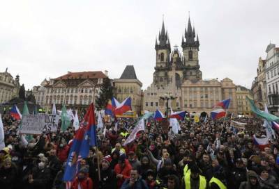 Вацлав Клаус - В Чехии тысячи людей протестовали против карантинных ограничений - lenta.ua - Чехия