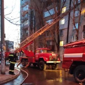 В Запорожье во время пожара в многоэтажке спасли трех человек. Фото - reporter-ua.com - Запорожская обл. - Запорожье - Гсчс