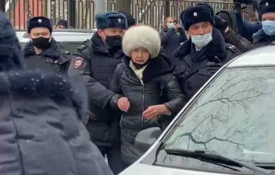 Азат Мифтахов - Дмитрий Иванов - Полиция задержала нескольких активистов, пришедших поддержать аспиранта Мифтахова - znak.com - Москва