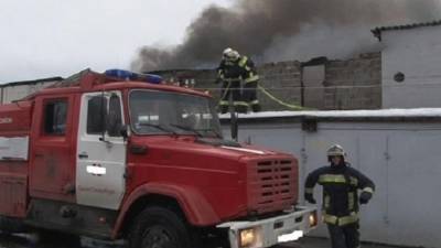 Из горящего гаража на Дунайском эвакуировали двух человек - piter.tv - Санкт-Петербург
