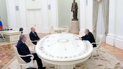 Владимир Путин - Никол Пашинян - Ильхам Алиев - Алиев и Пашинян поздоровались без рукопожатий - gazeta.ru - Москва - Азербайджан