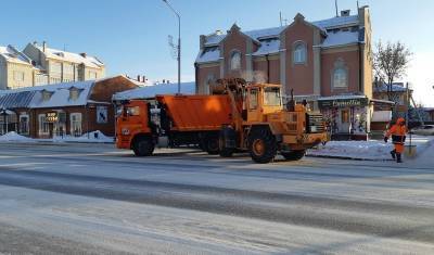 На центральных улицах Ишима рабочие убирают снег - nashgorod.ru - Тюмень