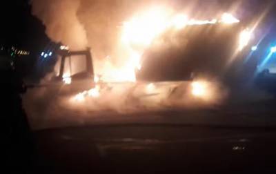 В Киеве ночью сгорел грузовой автомобиль - korrespondent.net - Киев - район Дарницкий