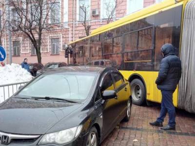 "Парковка для оленей": в Харькове авто с киевскими номерами нашло свое место, забавное фото - kharkov.politeka.net - Киев - Харьков