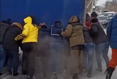 Видео: суровые сибиряки вручную убрали фуру, которая перекрыла трассу - online47.ru - Новосибирск