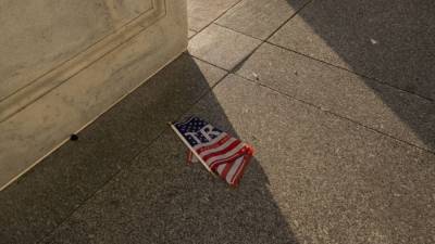 Художник из США создал картину со сломанным флагом после штурма Капитолия - inforeactor.ru - США - Вашингтон