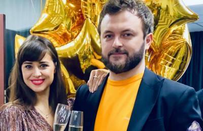 Подвыпившая жена DZIDZIO в экстра-мини впечатлила горячими танцами на пляже: "Хочу пить и…" - sport.politeka.net - Украина